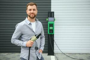 en man kostnader ett elektrisk bil foto