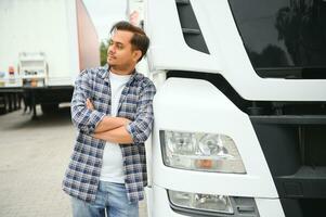 porträtt av självsäker indisk lastbil förare på parkering. kopia Plats foto