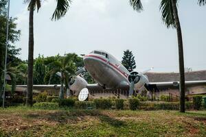 jakarta, indonesien - oktober 2 2023. avvecklade flygplan på grön fält foto