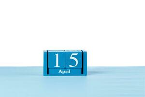trä- kalender april 15 på en vit bakgrund foto