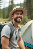 ai genererad porträtt av en ung leende vit manlig bär hatt camping i natur, generativ ai, bakgrund bild foto