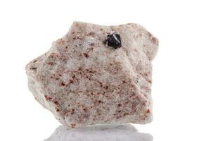 makro mineral sten kassiterit på en vit bakgrund foto
