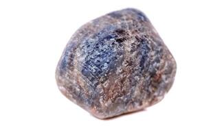 makro mineral sten safir på vit bakgrund foto