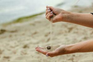 flicka ut av hand i hand rå sand foto