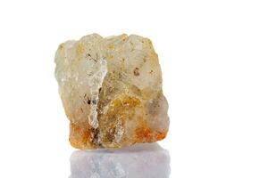 makro mineral sten akvamarin på en vit bakgrund foto