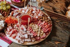 snacks på de bröllop, ost, korv, grönsaker, kött Produkter, cossack tabell på de ukrainska bröllop. foto