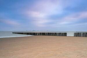 kust av breskens under soluppgång, Zeeland, de nederländerna. foto