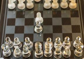 stänga upp skott av de schack styrelse tillverkad av glas, sporter foto