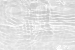 vit vatten med krusningar på de yta. defokusering suddig transparent vit färgad klar lugna vatten yta textur med stänk och bubblor. vatten. foto
