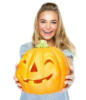 Lycklig kvinna med halloween pumpa foto