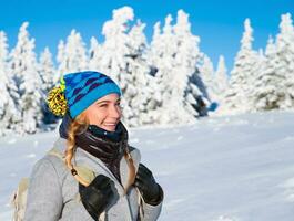 Lycklig kvinna på vinter- högtider foto