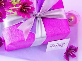 rosa gåva låda med blommor foto