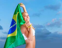 Lycklig fläkt av brasiliansk fotboll team foto