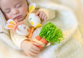söt bebis sovande med påsk dekorationer foto