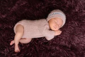 en liten nyfödd tjej åtta dagar gammal. närbild vacker sovande flicka foto
