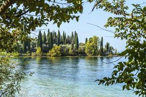 Gardasjön och skönheten i Punta San Vigilio. foto