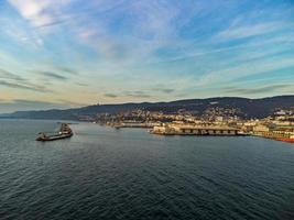 trieste, staden och dess vika ovanifrån. solnedgång. foto