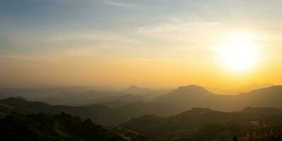 se från de topp av de berg när de Sol stiger, dong yi mu phurua loei thailand foto