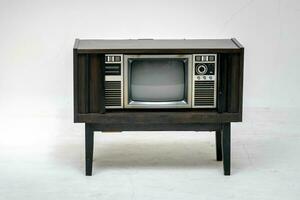 retro gammal tv med klippning väg isolerat på vit bakgrund. TV stå och tom skärm, med årgång radio och telefon, teknologi. foto