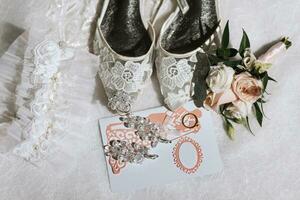 bröllop Tillbehör i ljus färger, skor, örhängen, bröllop ringa, strumpeband och boutonnieres foto