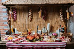 snacks på de bröllop, ost, korv, grönsaker, kött Produkter, cossack tabell på de ukrainska bröllop. foto