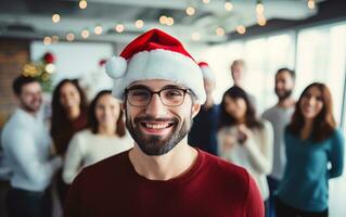 ai genererad kontor jul fest med Lycklig leende man bär glasögon i santa hatt i de förgrund foto