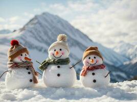 ai genererad Lycklig snögubbe vänner i en vinter- sagoland omgiven förbi snöig berg. perfekt scen för vinter- högtider och jul firande. foto