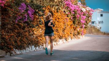 ung kvinna jogga foto