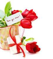 gåva med röd blommor foto