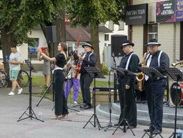 Brest, Vitryssland - 2023-08-25 - jazz gata band utför för offentlig. underhållning foto