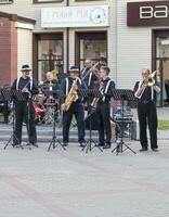Brest, Vitryssland - 2023-08-25 - jazz gata band utför för offentlig. underhållning foto