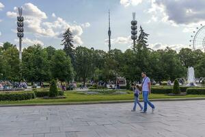 Moskva, ryssland - 07.09.2023 - besökare på utställning av prestationer av nationell ekonomi webbplats, känd som vdnkh. landmärke foto