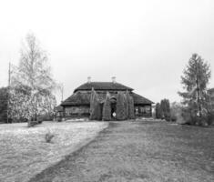 skott av de lantlig, gammal hydda på de ryska by. utomhus- foto