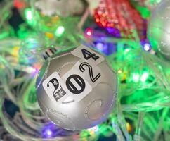 stänga upp skott av ny år dekorationer. ny år ändring tal. Semester foto