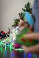 stänga upp skott av ny år dekorationer. liten pojke dekorera jul träd. ny år ändring tal. Semester foto