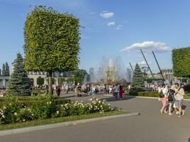 Moskva, ryssland - 07.09.2023 - besökare på utställning av prestationer av nationell ekonomi webbplats, känd som vdnkh. landmärke foto