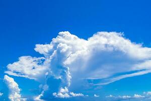 blå himmel med vackra moln på solig dag i Mexiko. foto