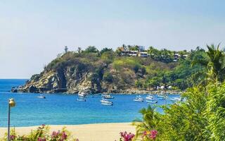 fiske båtar på de hamn strand i puerto escondido Mexiko. foto