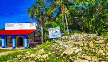 tulum quintan roo mexico 2023 typisk färgrik gata väg trafik bilar palmer av tulum Mexiko. foto