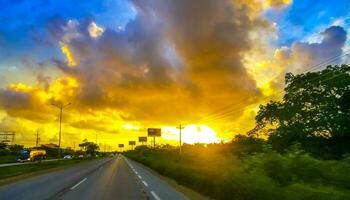 playa del carmen quintana roo mexico 2023 magnifik gyllene gul soluppgång Bakom de motorväg i Mexiko. foto