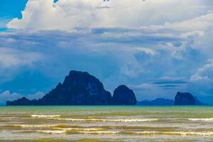 tropisk paradis turkos vatten strand och kalksten stenar krabi thailand. foto