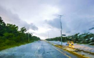 körning på motorväg i bil genom tropisk storm orkan Mexiko. foto