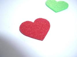mångfärgade hjärtformar på en ljus bakgrund foto
