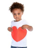 liten pojke med röd hjärta foto