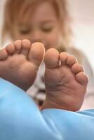 fokus på mycket liten bebis fötter foto