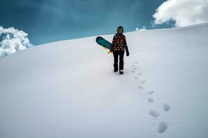 flicka snowboardåkare åtnjuter vinter- sport foto