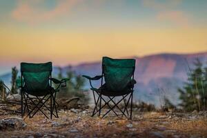 grön camping stolar foto