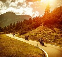 cyklister på bergen väg i solnedgång foto
