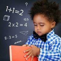 liten pojke på matematik lektion foto