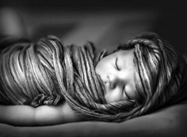 nyfödd flicka som sover foto